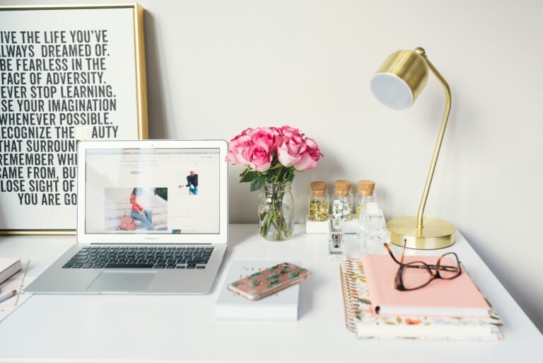 Comment créer un espace de travail inspirant: Idées pratiques pour booster votre productivité et votre bien-être