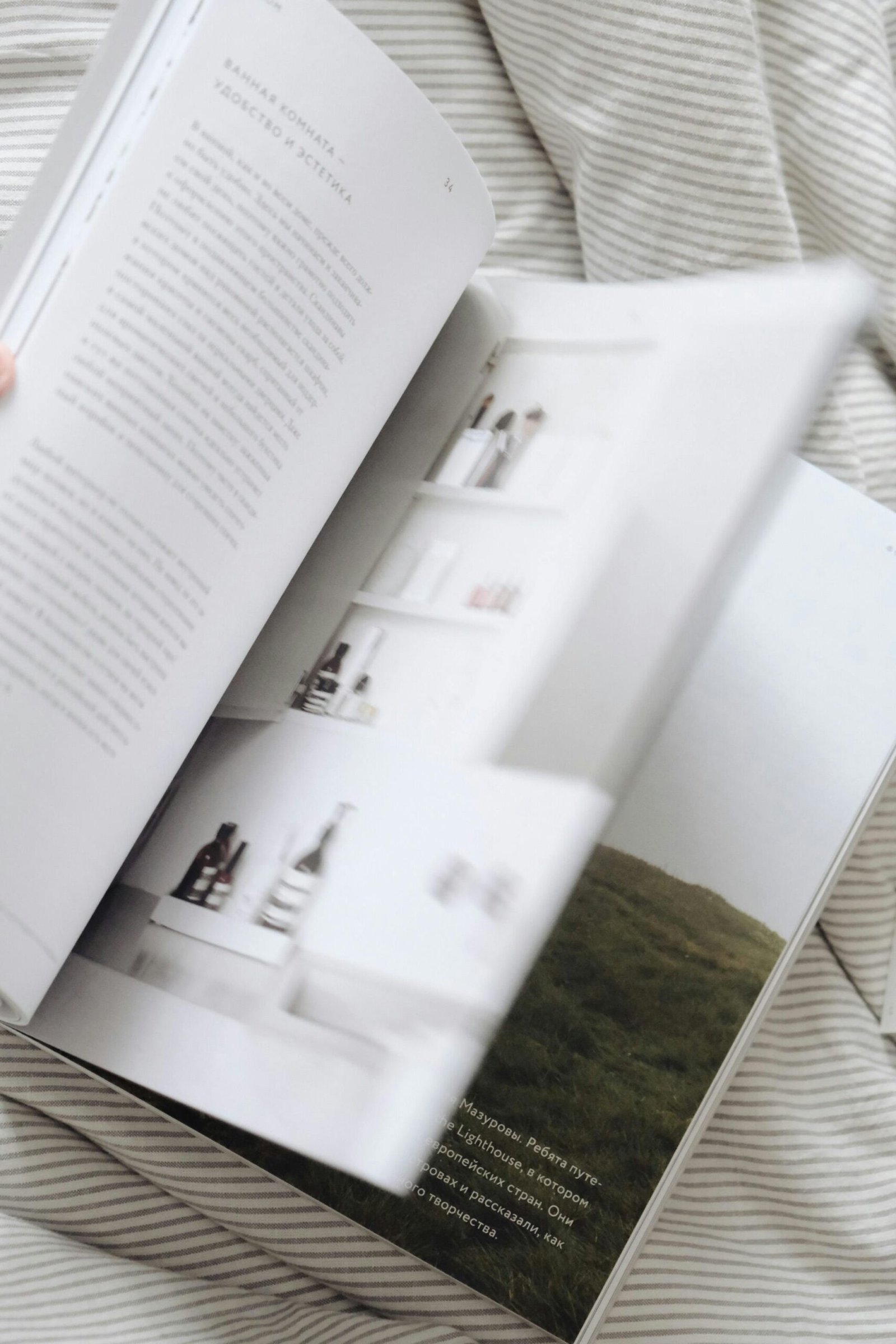Un livre d'art ou un magazine ouvert sur une page de design.